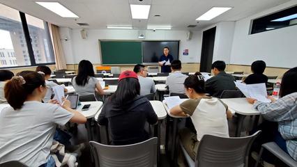 中心召開新學(xué)期研究生就業(yè)工作指導(dǎo)會，深化精準(zhǔn)服務(wù)，拓寬高級尋聘渠道